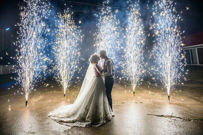 Фонтаны и римские огни - отличный выбор для свадьбы